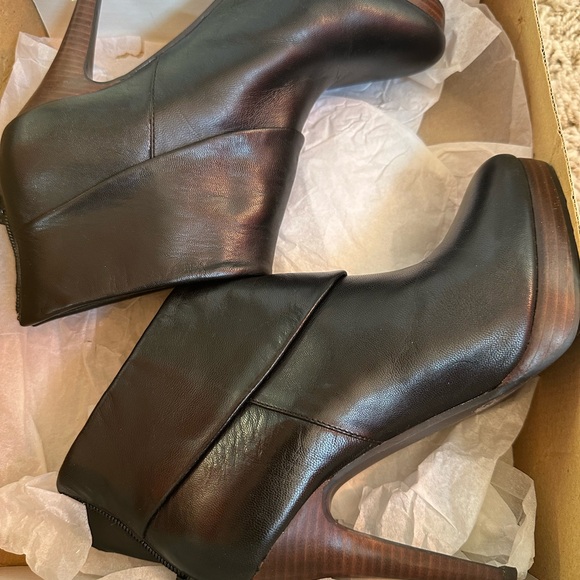 Steve Madden Shoes - Steve Madden leather cuff boots booties